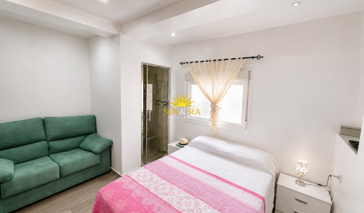 Resale - Apartment - Torrevieja - Paseo maritimo