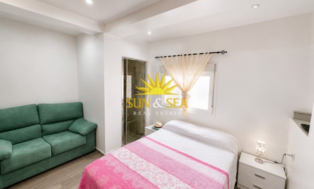 Resale - Apartment - Torrevieja - Paseo maritimo