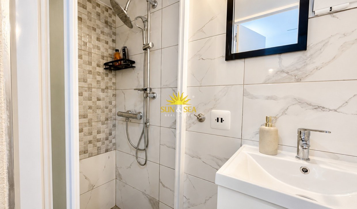 Resale - Apartment - Torrevieja - Paseo maritimo