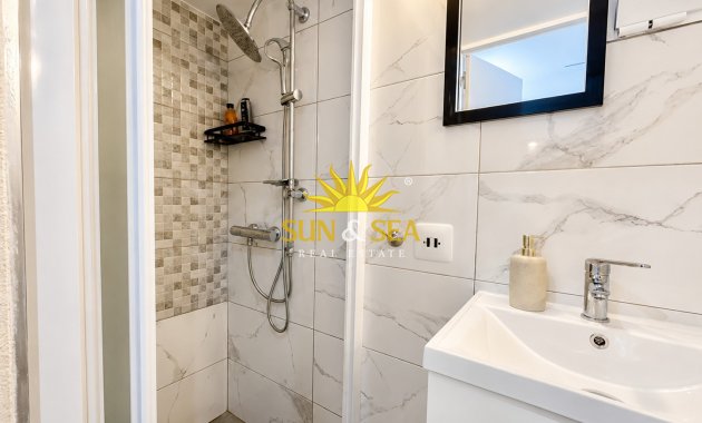 Resale - Apartment - Torrevieja - Paseo maritimo