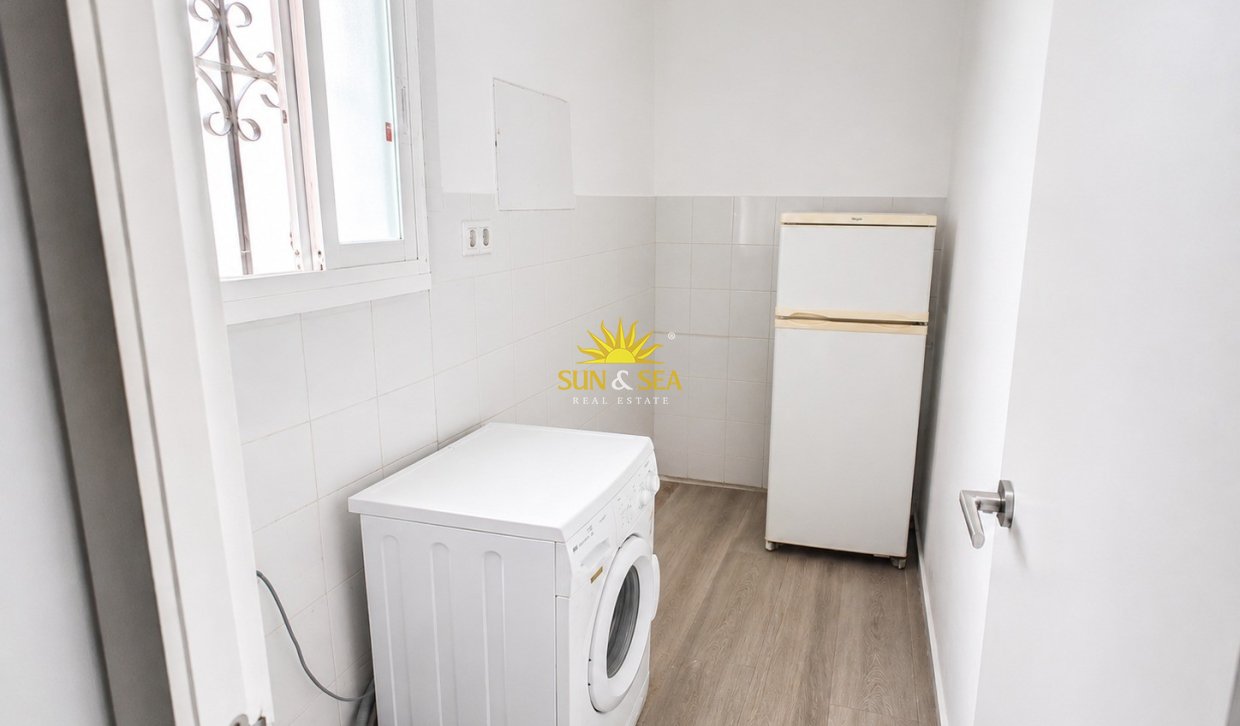 Resale - Apartment - Torrevieja - Paseo maritimo