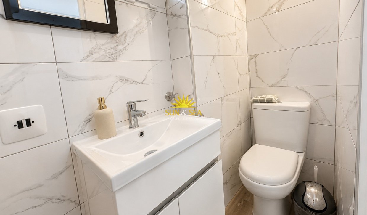 Resale - Apartment - Torrevieja - Paseo maritimo