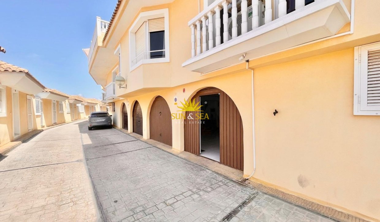 Alquiler a largo plazo - Villa / Semi separado - La Manga del Mar Menor - La Manga Del Mar Menor