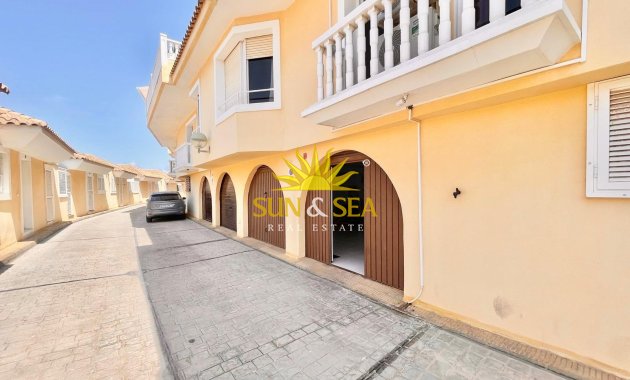 Alquiler a largo plazo - Villa / Semi separado - La Manga del Mar Menor - La Manga Del Mar Menor