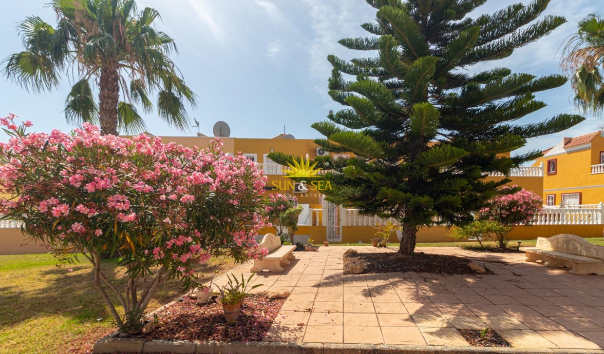 Wiederverkauf - Villa / Doppelhaushälfte - Orihuela Costa - La Regia