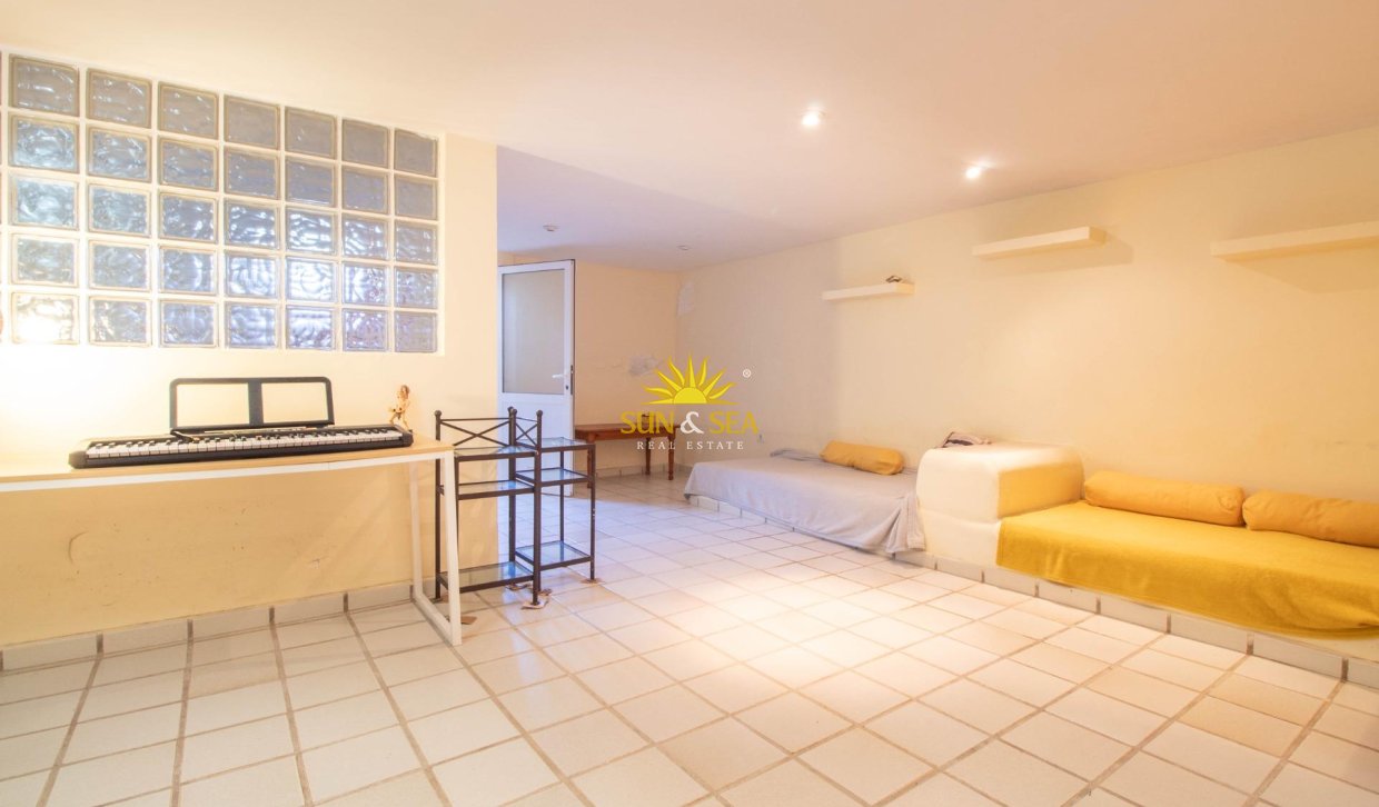 Resale - Villa / Semi detached - Cabo Roig