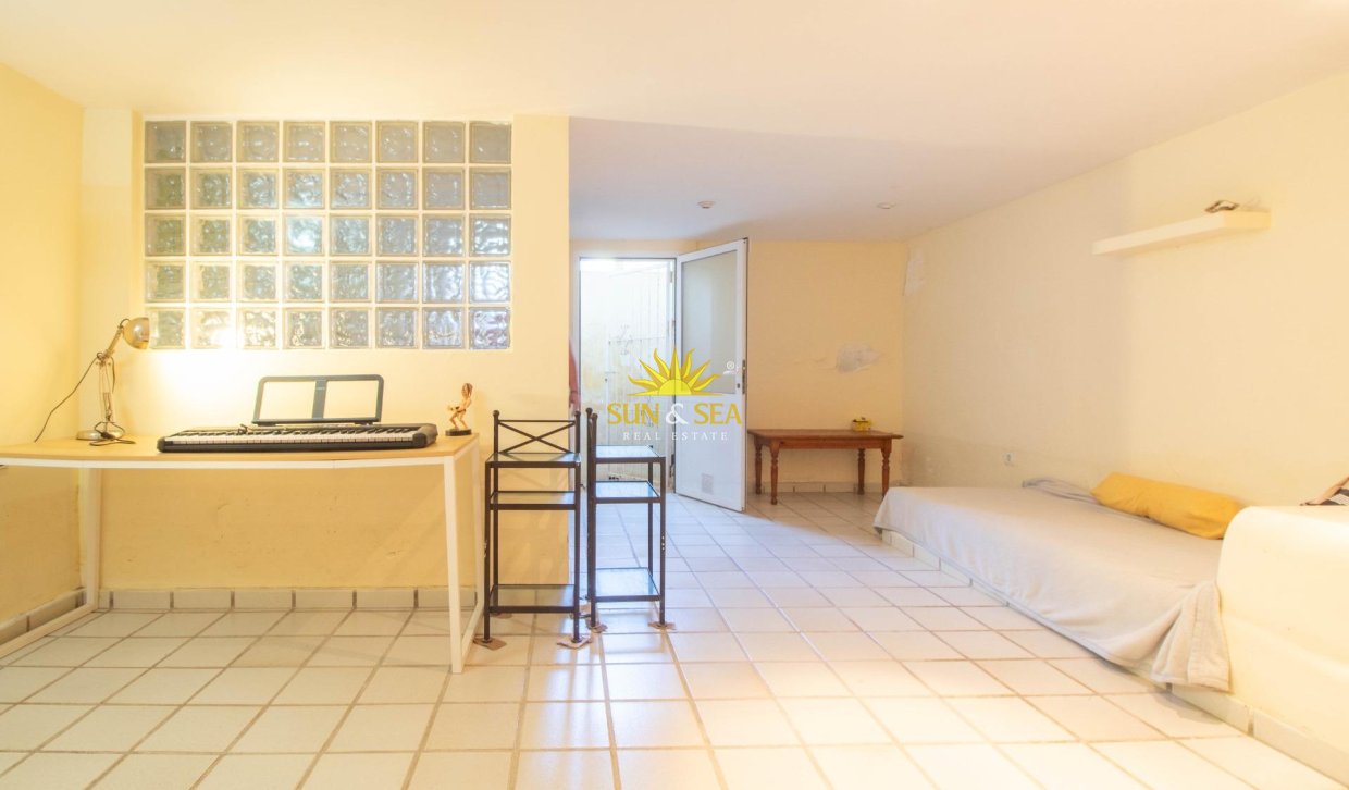 Resale - Villa / Semi detached - Cabo Roig