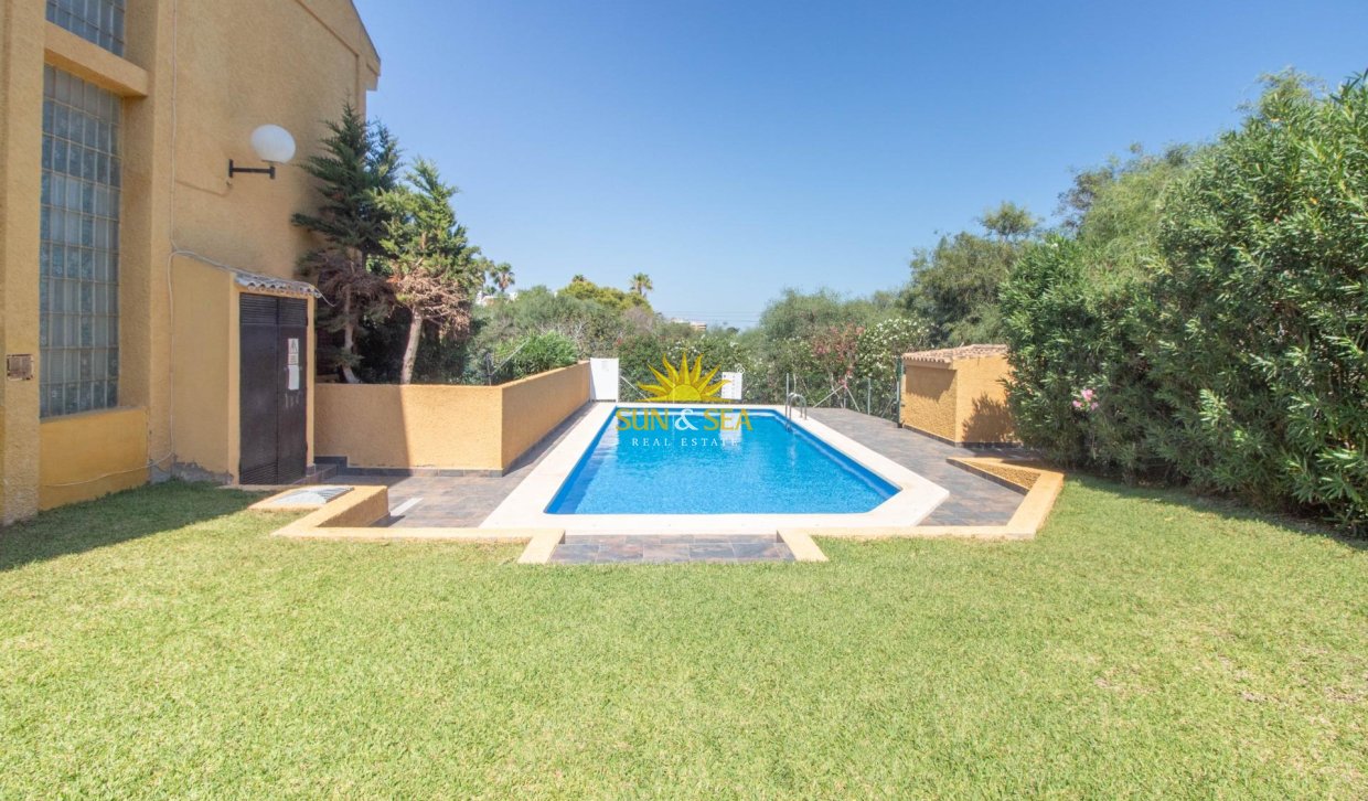 Resale - Villa / Semi detached - Cabo Roig