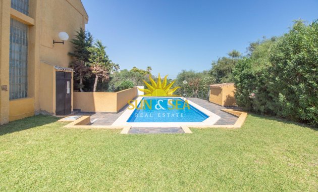Resale - Villa / Semi detached - Cabo Roig