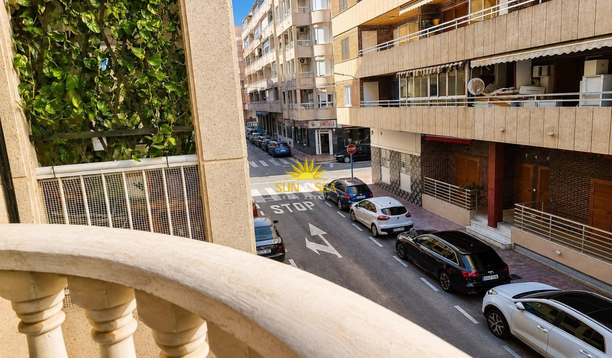 Resale - Apartment - Torrevieja - Acequion
