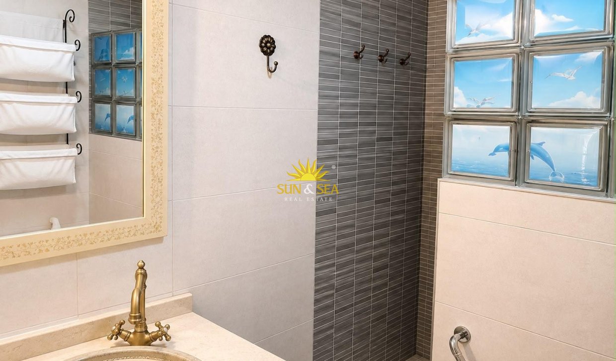 Resale - Apartment - Torrevieja - Acequion
