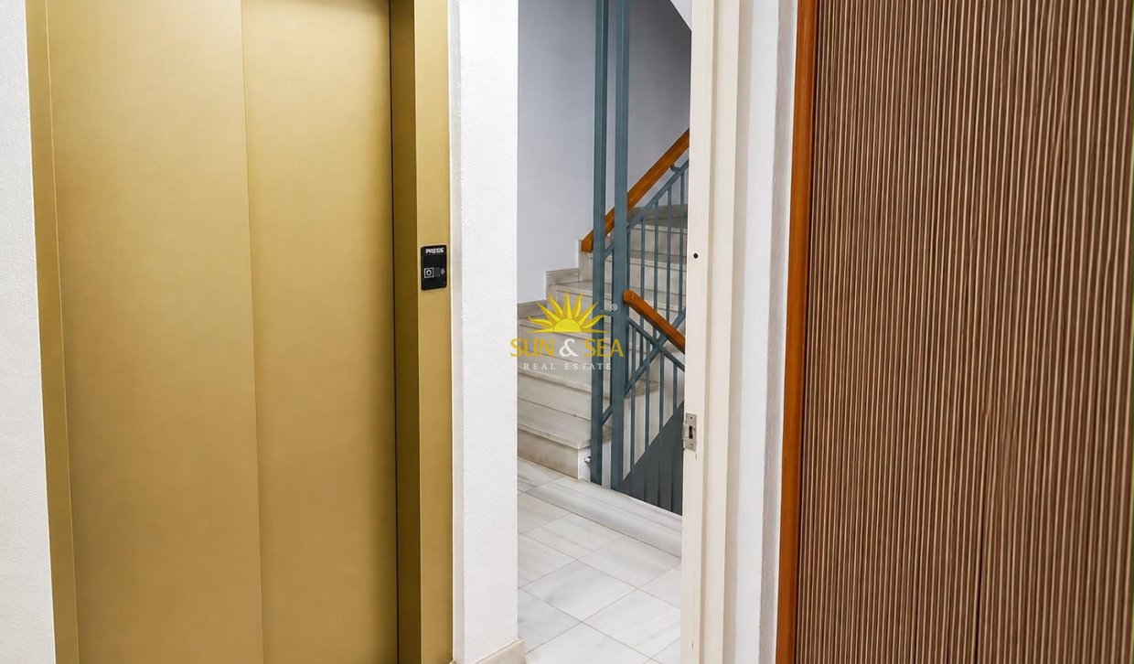 Resale - Apartment - Torrevieja - Acequion