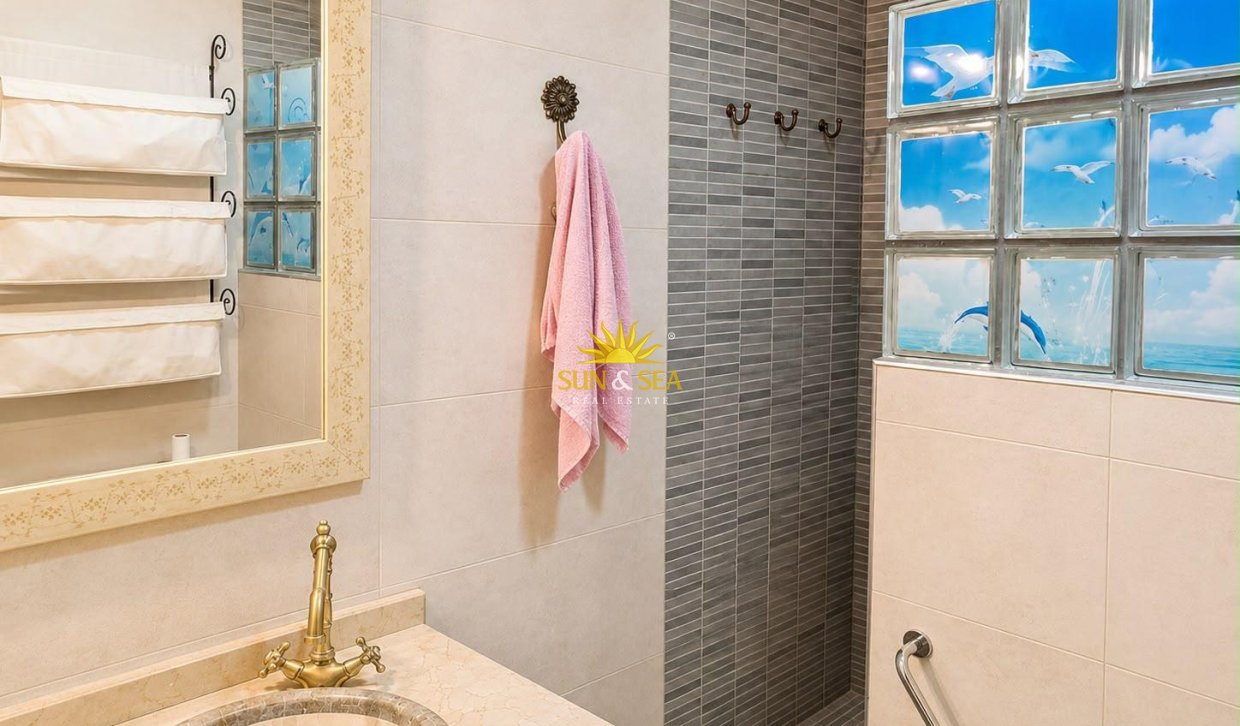 Resale - Apartment - Torrevieja - Acequion