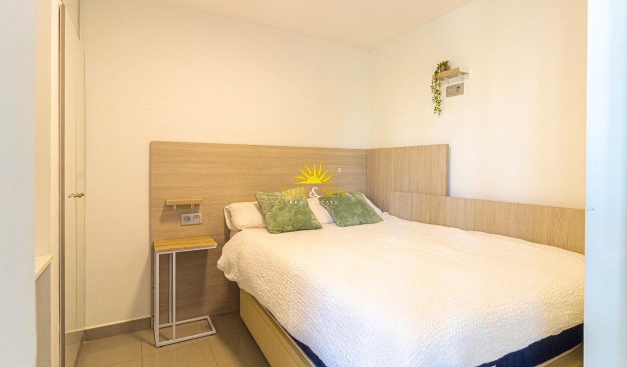 Resale - Apartment - Orihuela Costa - Campoamor